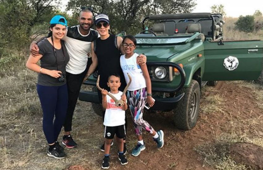 शिखर की पत्नी आयशा एंग्लो-इंडियन हैं। वह आस्ट्रेलिया में पली-बढ़ी हैं। आयशा स्पोर्ट्स लवर रही हैं और यही उनकी दीवानगी शिखर से मिलने की वजह बनी थी। (<a href="https://www.jansatta.com/photos/lifestyle-gallery/firoz-khan-married-a-divorcee-then-divorced-his-wife-for-girlfriend-and-engaged-in-live-in/1767181/ ">शादीशुदा महिला से इस एक्टर ने की थी शादी, फिर प्रेमिका के लिए पत्नी को तलाक दे लिव-इन में लगे थे रहने </a> )