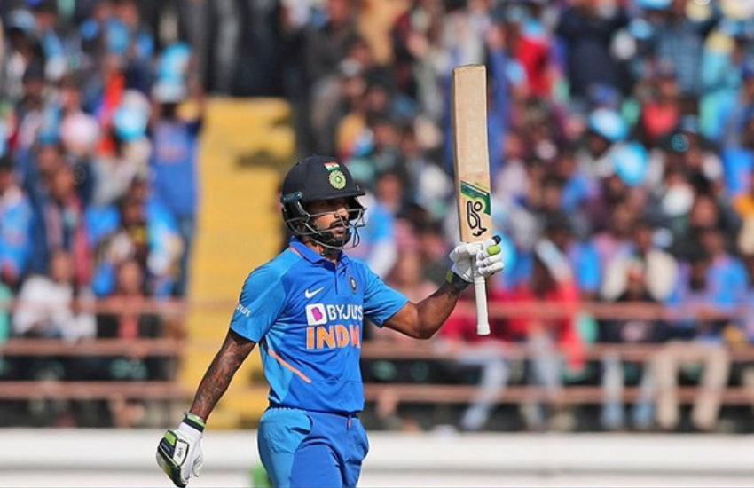 कहते हैं जब प्यार होता है तो उम्र, वेट और तनख्वाह मात्र एक संख्या से बढ़कर कुछ नहीं होती। भारतीय क्रिकेट टीम के शानदार बल्लेबाज शिखर धवन (Shikhar Dhawan) ने भी इस कहावात को सच साबित किया है। शिखर धवन को शादीशुदा और दो बच्चों की मां से प्यार हुआ था। शिखर धवन पंजाबी और उनकी पत्नी आयशा मुखर्जी (Ayesha Mukherjee) बंगाली हैं। आइए जानें कि दोनों की मुलाकात कैसे हुई और ये मुलाकात प्यार में कैसे बदली।