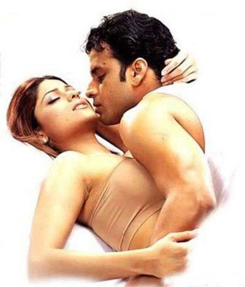 फिल्मों में काम करने के दौरान ही शमिता का नाम मनोज वाजपेयी के साथ जुड़ा। दोनों साथ में कुछ फिल्में कर चुके हैं।