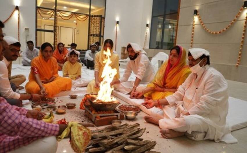 इन तस्वीरों में शिवपाल और उनका परिवार पूजा पाठ करते दिख रहा है। (यह भी पढ़ें: पति शिवपाल से भी ज्यादा अमीर हैं डिंपल की सास, जानिए कहां से होती है कमाई )
