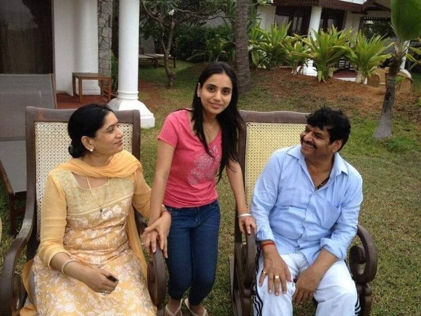 Dimple Yadav, Akhilesh Yadav SP, Mulayam Singh second wife