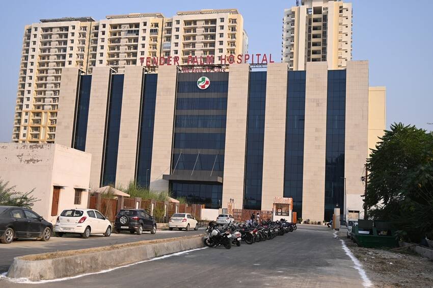 अनुभा लखनऊ में ही अपना हॉस्पिटल चलाती हैं। उने अस्पताल का नाम टेंडर पाम है।