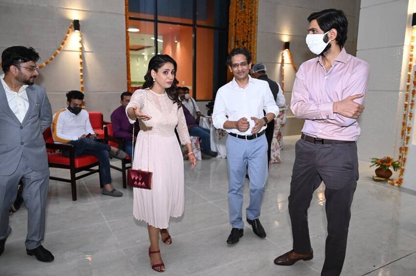 अनुभा यादव ने अपने अस्पताल के उद्घाटन की कई तस्वीरें सोशल मीडिया में शेयर की हैं।