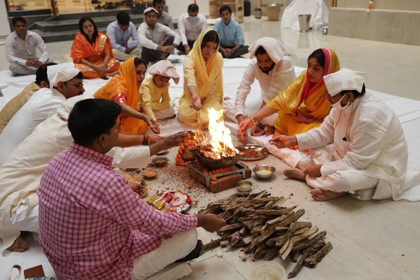 अस्पताल के उद्घाटन समारोह में अखिलेश या फिर डिंपल यादव नहीं मौजूद थे। (यह भी पढ़ें: जब मुलायम सिंह के भाई शिवपाल को अखिलेश यादव के सामने ही सिपाही ने जड़ दिया था थप्पड़ )