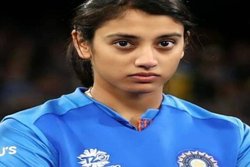 स्मृति मंधाना पर फेंकी गई शराब, मदद मांगी लेकिन कप्तान हरमनप्रीत कौर ने नहीं दिया साथ; देखें Video