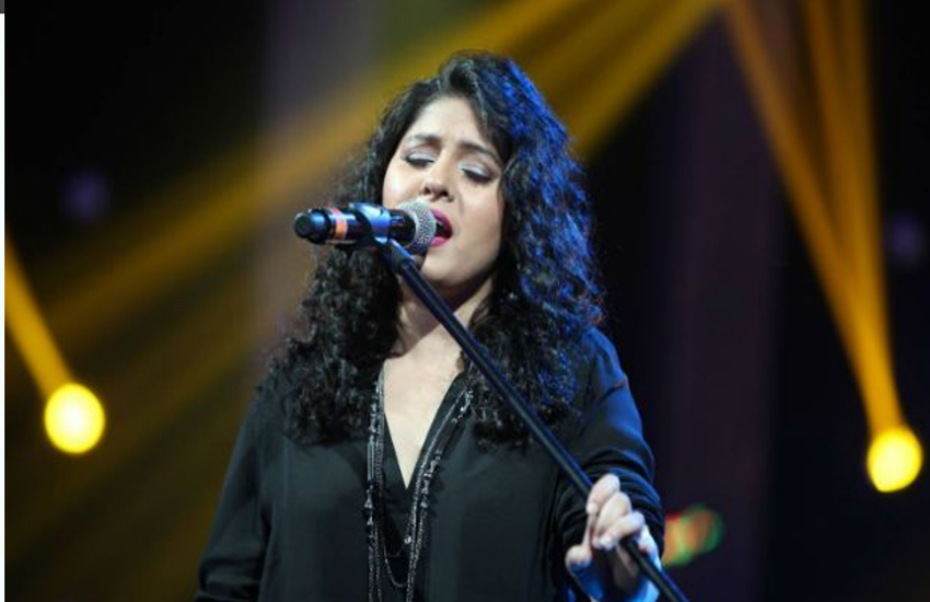 बॉलीवुड की प्लेबैक सिंगर सुनिधि चौहान (Sunidhi Chauhan) बहुत कम समय में ही अपने करियर की ऊंचाइयों को पा लिया था। रियलिटी शो से शुरू हुआ उनका करियर बेहद सफल रहा, लेकिन उनकी पर्सनल लाइफ उतनी सक्सेसफुल नहीं रही थी। सुनिधि ने अपनी लाइफ में कई उतार-चढ़ाव देखे हैं। कम उम्र में खुद सके 14 साल बड़े बॉबी खान (Bobby Khan) से शादी के बाद सुनिधि को लाइफ में बहुत से तूफान का सामना करना पड़ा था। पहली शादी असफल रहने के बाद सुनिधि ने क्या कुछ झेला, चलिए बताएं।