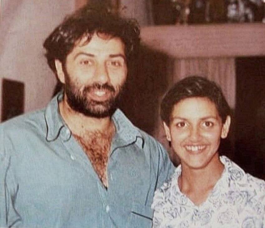 рдИрд╢рд╛ рдиреЗ рдмрддрд╛рдпрд╛ рдерд╛ рдХрд┐ рд╕рдиреА рднрдИрдпрд╛ рдХреЗ рд╕рд╛рде рдЙрдирдХреЗ рд╕рдВрдмрдВрдз рдмрд╣реБрдд рд╣реА рдЕрдЪреНрдЫреЗ рд░рд╣реЗ рд╣реИрдВред рд╕рдиреА рднрдИрдпрд╛ рдиреЗ рдЙрдиреНрд╣реЗрдВ рдмрд╣реБрдд рд╕реЗ рдПрдбрдбрд╛рд╕ рдХреЗ рд╕реНрдкреЛрд░реНрдЯреНрд╕ рд╢реВрдЬрд╝ рдЧрд┐рдлреНрдЯ рдХрд┐рдП рд╣реИрдВред( рдЪрд╛рд░ рджрд┐рди рддрдХ рдЬрдм рдзрд░реНрдореЗрдиреНрджреНрд░ рд░рд╣реЗ рдереЗ рд░реЛрддреЗ, рд╕реБрдиреАрд▓ рджрддреНрдд рдиреЗ рд╕рдиреА рджреЗрдУрд▓ рдХреЗ рдкрд┐рддрд╛ рдХреЛ рдХреБрдЫ рдРрд╕реЗ рдерд╛ рд╕рдВрднрд╛рд▓рд╛ )