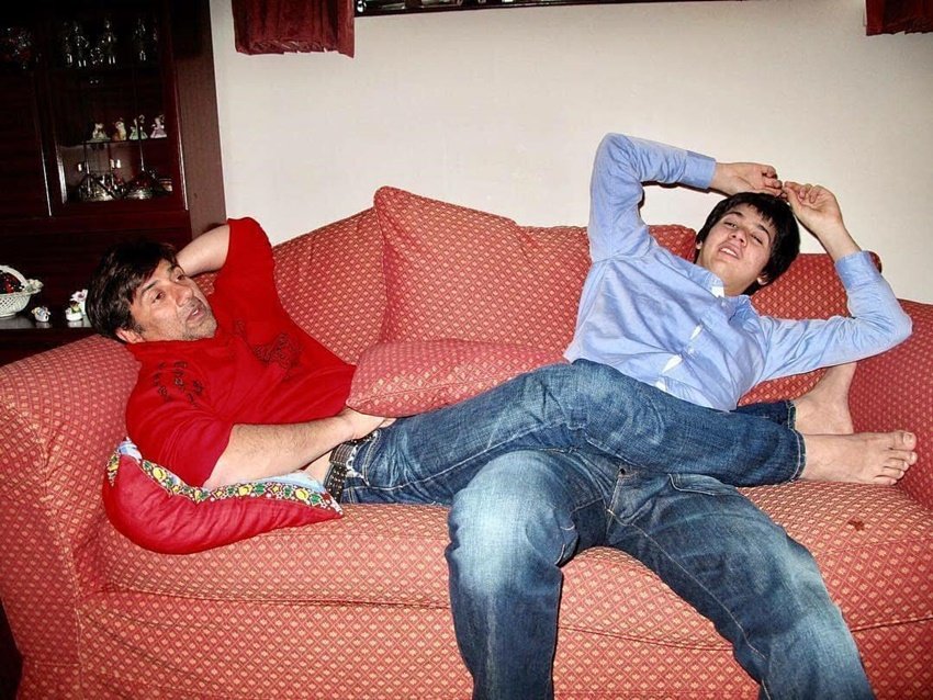 सनी देओल ने बेटे करण को कुछ एक्टर्स का उदाहरण देते हुए बताया था कि तू अगर अपनी हालत वैसी ना होने देने की गारंटी देता है तो मैं तुझे एक्टर बना दूंगा। करण ने पिता को भरोसा दिलाया तब जाकर उन्हें अपने ही होम प्रोडक्शन की फिल्म से डेब्यू का मौका मिला।