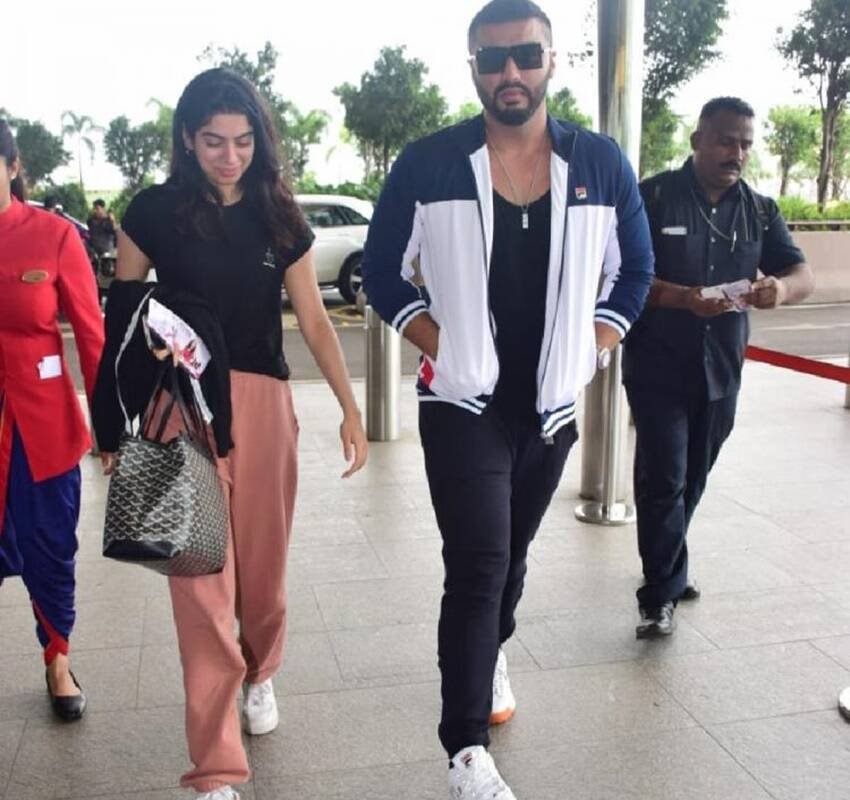 рдЕрд░реНрдЬреБрди рдХрдкреВрд░ рдХреА рддреАрди рдмрд╣рдиреЗ рд╣реИрдВред рдЦреБрд╢реА рдХрдкреВрд░ рдЙрдирдХреА рд╕реМрддреЗрд▓реА рдмрд╣рди рд╣реИрдВред рдЦреБрд╢реА рд╕реЗ рдЕрд░реНрдЬреБрди 16 рд╕рд╛рд▓ рдмрдбрд╝реЗ рд╣реИрдВред (рдпрд╣ рднреА рдкрдврд╝реЗрдВ: тАШрдорд╛рдВ рдорд░реА рддреЛ 6 рд╕рд╛рд▓ рддрдХ рдирд╣реАрдВ рдЦреЛрд▓ рдкрд╛рдпрд╛ рдЙрдирдХрд╛ рдХрдорд░рд╛тАЩ, рдЕрд░реНрдЬреБрди рдХрдкреВрд░ рдиреЗ рдпреВрдВ рдЭреЗрд▓рд╛ рдерд╛ рджрд░реНрдж )