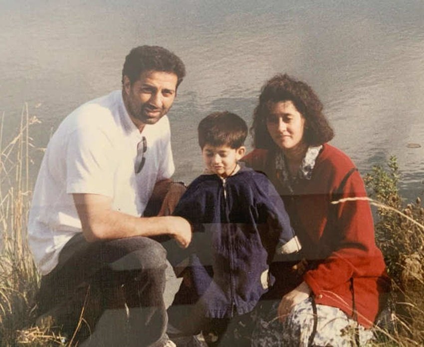करण देओल उर्फ रॉकी का जन्म 27 नवंबर, 1990 को बॉलीवुड के मशहूर एक्टर सनी देओल के यहां हुआ था। करण की मां पूजा देओल एक हाउसवाइफ हैं और उनके एक छोटे भाई राजवीर देओल हैं।