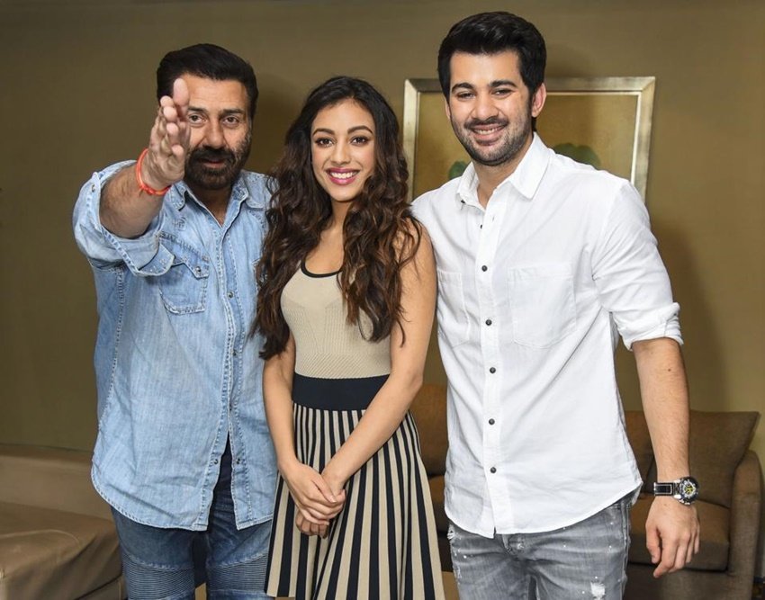 करण देओल ने साल 2019 में पल पल दिल के पास से बॉलीवुड डेब्यू किया था। फिल्म का निर्देशन खुद उनके पिता सनी ने किया था।