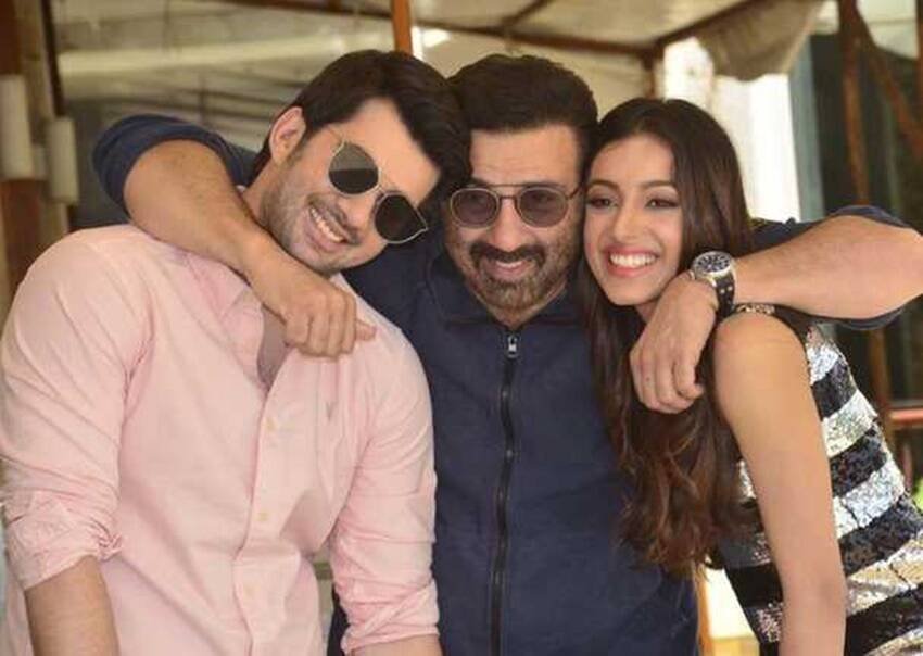 जब पिता सनी देओल के सामने ही करण देओल ने एक्ट्रेस को किया किस, हो गई थी हालत खराब