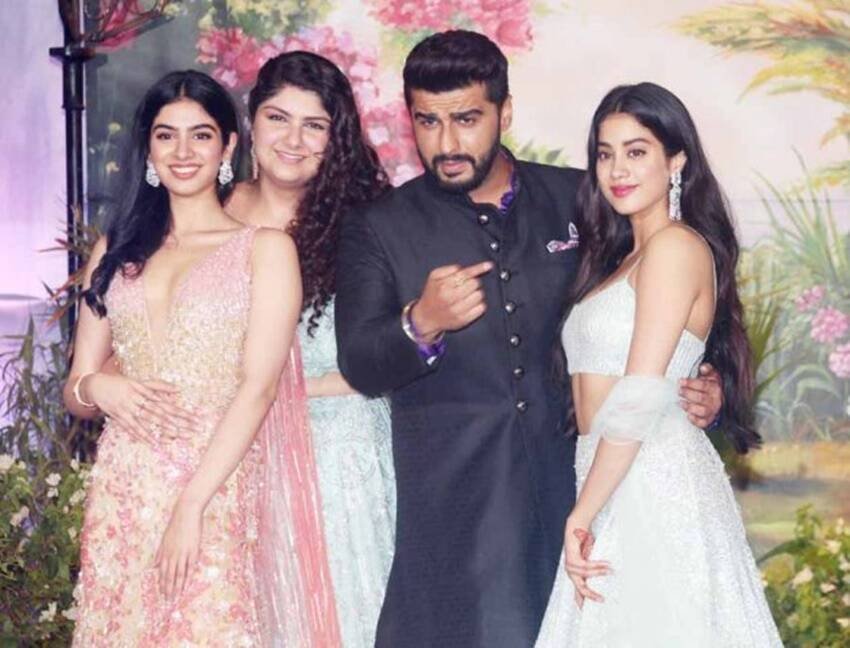 एक्ट्रेस जाह्नवी कपूर अर्जुन कपूर की सौतेली बहन हैं। 2018 में श्रीदेवी के निधन से पहले तक अर्जुन कपूर के अपनी सौतेली बहनों जाह्नवी और खुशी से संबंध ठीक नहीं थे। (यह भी पढ़ें: ‘मोटे और बूढे हो गए हैं, कैसे कर सकते हैं ऐसा काम..’, श्रीदेवी संग राजेश खन्ना की फोटो देख भड़क गई थीं डिंपल कपाड़िया )