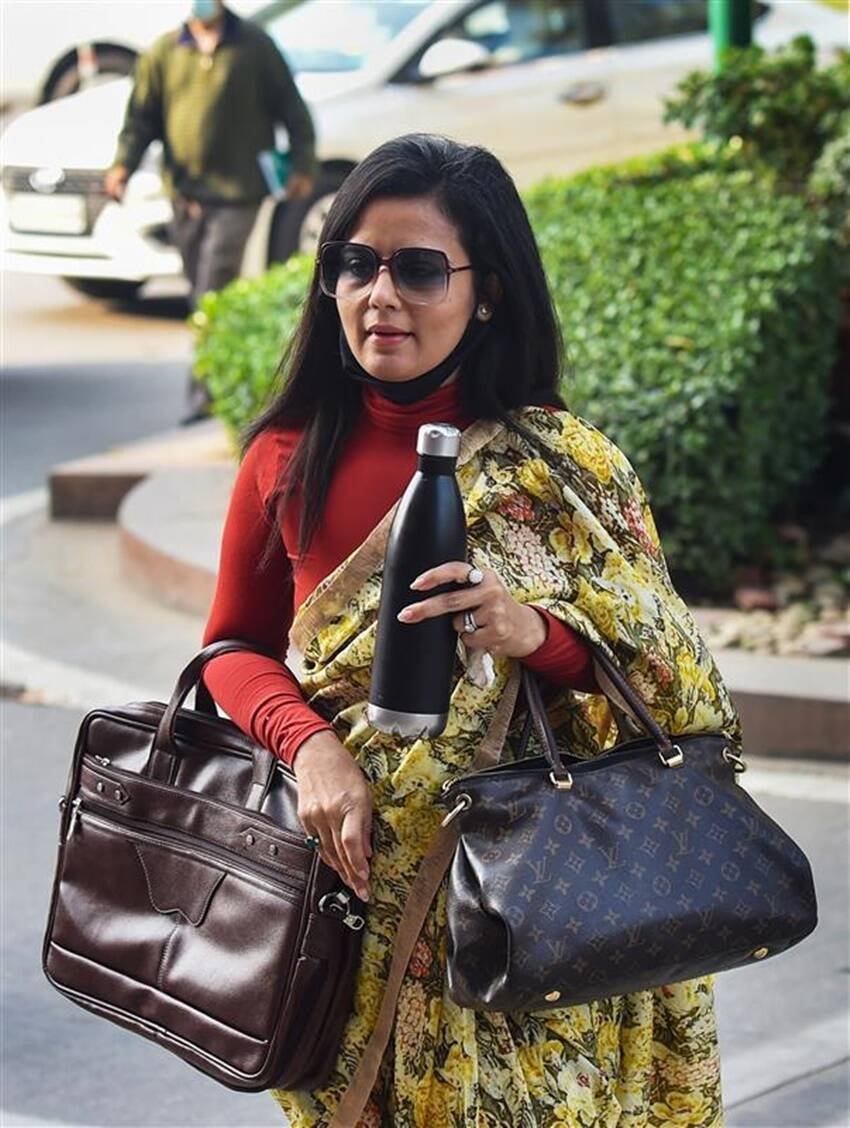 महुआ मोइत्रा के फैशन सेंस की बात करें तो वह अकसर Louis Vuitton के हैंडबैग कैरी करती हैं जिनकी कीमत लाखों में है।