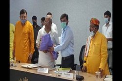 कोविड-19 के प्रोटोकॉल को लेकर बिहार के उपमुख्यमंत्री तारकिशोर प्रसाद भागलपुर दौरे के दौरान बेपरवाह दिखे