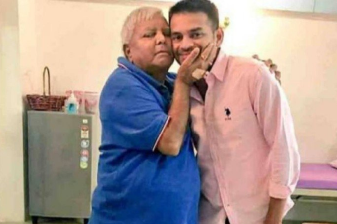 तेज प्रताप ने अपनी तुलना लालू प्रसाद से करते हुए कहा था कि उनकी बातों का लोग मजाक उड़ाते हैं। लोग तो उनके पिताजी की बातों पर भी हंसते थे। वह सच बोलते हैं, इसलिए लोग उनसे डरते हैं।