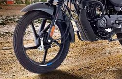 Bajaj की ये बाइक एक बार टैंक फुल करने पर चलती है 1,035 किलोमीटर, जानिए कीमत और फीचर्स की पूरी डिटेल