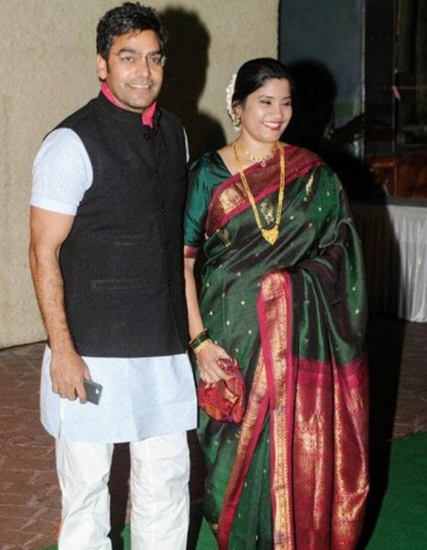 रेणुका शहाणे की पहली शादी मराठी राइटर और डायरेक्टर विजय केनकरे से हुई थी। यह शादी चल नहीं पाई और दोनों के बीच तलाक हो गया। रेणुका कई बार कह चुकी हैं की विजय से शादी का उन्हें सालों तक पछतावा रहा। हालांकि उन्होंने आशुतोष राणा के साथ दूसरी शादी की और अपनी लाइफ को आगे बढ़ाया। (यह भी पढ़ें: शादीशुदा मर्दों के प्यार में भूलीं सब कुछ, उनकी तीसरी या चौथी पत्नी बन खुश हैं ये एक्ट्रेसेज )