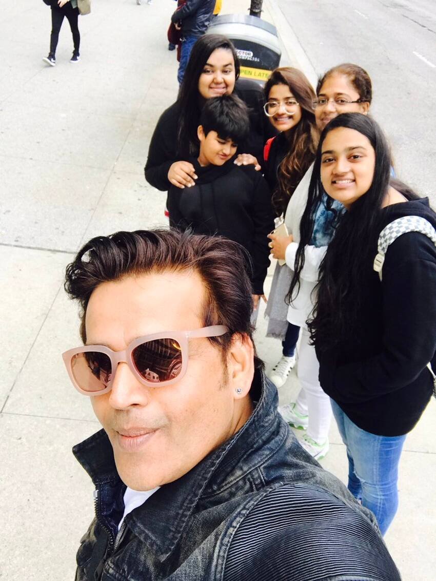संसद में जनसंख्या नियंत्रण बिल पेश करने का ऐलान करने वाले रवि किशन के 4 बच्चे हैं। (यह भी पढ़ें: रवि किशन से मनोज तिवारी तक, जानिए क्या करती हैं इन 6 भोजपुरी एक्टर्स की पत्नियां )