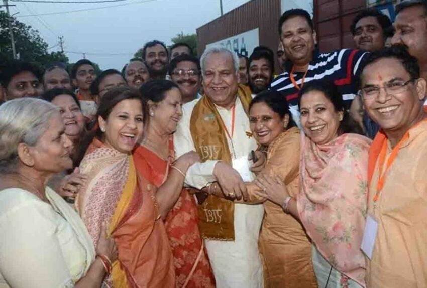 कौशल किशोर के अलावा यूपी में बीजेपी के 7 अन्य सांसद भी ऐसे हैं जिनके 4 बच्चे हैं। इनमें पूर्व मंत्री सत्यदेव पचौरी भी शामिल हैं। (यह भी पढ़ें: नरेंद्र मोदी से जया प्रदा तक, इन 5 राजनेताओं ने शादी तो की लेकिन नहीं पैदा की अपनी संतान )
