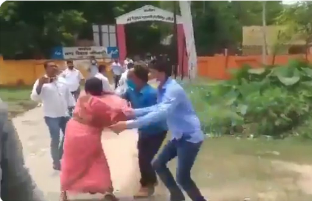 लखीमपुर खीरी में जिले में कथित भाजपा कार्यकर्ताओं ने नामांकन केंद्र की तरफ जा रहे महिला क्षेत्र पंचायत सदस्य के साथ अभद्रता की और उसकी साड़ी को खींचने का प्रयास किया (फोटो- ट्विटर/manishjagan)