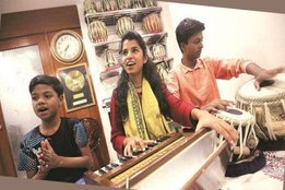 Dunia Mere Aage, Vocalist Maithili Thakur