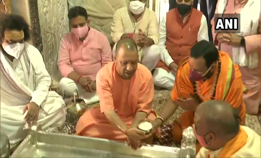 आप और सपा के बीच मुफ्त घोषणाओं की जंग: मोदी से पहले बाबा विश्वनाथ के दर पर योगी 1 Yogi, Baba Vishwanath