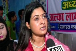 रोजगार का वादा किया था, हाथ में दारू देकर फ्री होम डिलीवरी कर रहे- ‘आप’ सरकार पर बरसीं अलका लांबा, लोगों ने भी घेरा