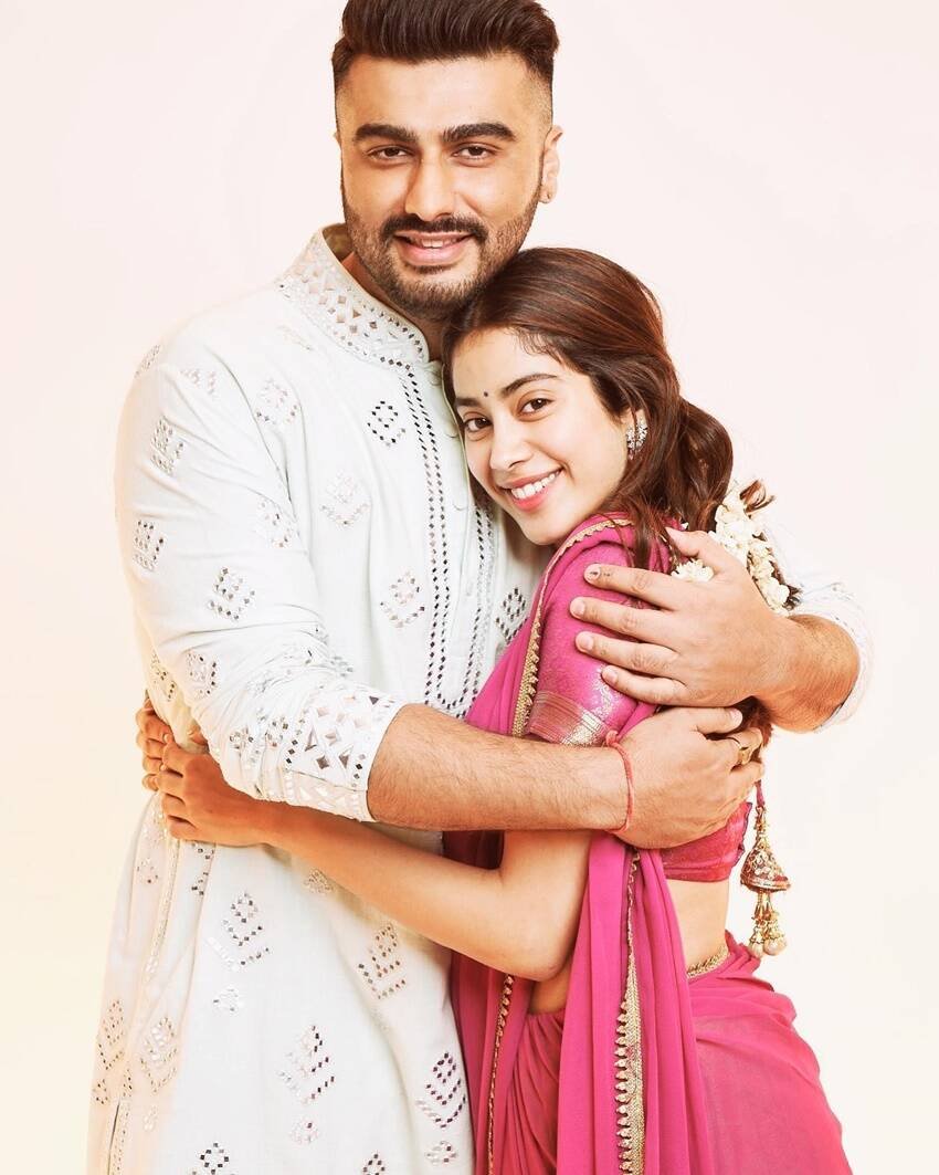 सौतेली मां श्रीदेवी के निधन के बाद अर्जुन ने पुरानी साड़ी कड़वाहट को दूर करते हुए बहनों से अपने संबंध बहुत अच्छे कर लिये। (यह भी पढ़ें: ‘मां मरी तो 6 साल तक नहीं खोल पाया उनका कमरा’, अर्जुन कपूर ने यूं झेला था दर्द )