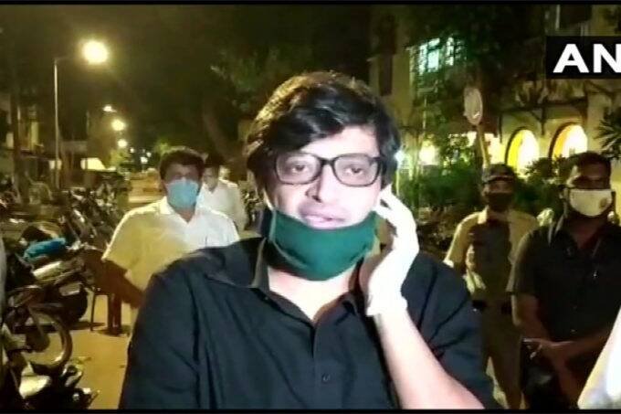 ट्रैफिक के कारण लेट होने की वजह से एंकर अर्नब गोस्वामी बीच रास्ते से ही डिबेट शो करने लगे। बाद में स्टूडियो पहुंचने पर दर्शकों को अपना स्टूडियो भी दिखाने लगे। (फोटो- एएनआई )