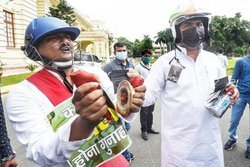 बिहारः सिर पर क्रिकेट हेलमेट, हाथ में मंजीरा लिए विस के बाहर RJD विधायकों का प्रदर्शन, बोले- इसलिए बजा रहे, क्योंकि 17 साल से नीतीश सो रहे हैं