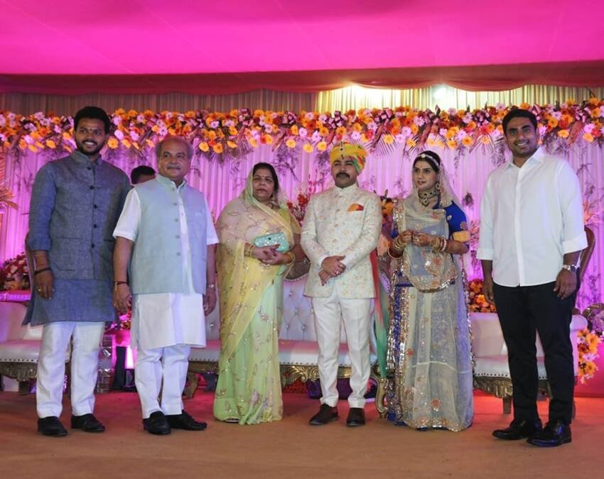 केंद्रीय कृषि मंत्री नरेंद्र सिंह तोमर के 3 बच्चे हैं।