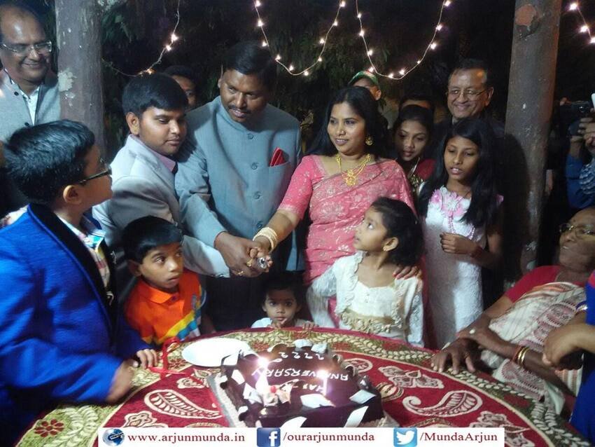 ट्राइबल अफेयर्स मिनिस्टर अर्जुन मुंडा भी तीन बच्चों के पिता हैं।