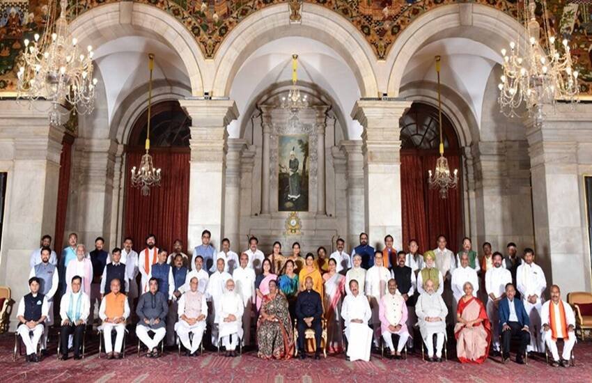 देश में जनसंख्या नियंत्रण पर बहस तेज है। कई राज्य इसे अपने यहां लागू करने की बातें कर रहे हैं। अगर ये कानून लागू होता है तो दो से ज्यादा बच्चों वाले लोगों को सरकारी नौकरी जैसी कई सुविधाओं से वंछित रखा जाएगा। हालांकि जनसंख्या नियंत्रण कानून पर विवाद के बीच इस बात की भी चर्चा है कि बहुत से राजनेताओं के 2 से ज्यादा बच्चे हैं। क्या उनपर भी चुनाव लड़ने की पबंदी रहेगी। इन्हीं बहसों के बीच आइए जानें नरेंद्र मोदी कैबिनेट में किस मंत्री के 2 से ज्यादा बच्चे हैं।