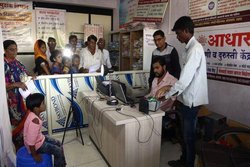 UIDAI का अलर्ट! Aadhaar को इंटरनेट कैफे से डाउनलोड कर रहे हैं तो जरूर करें ये काम