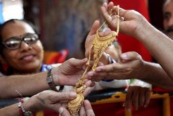 जुलाई में सोना हो चुका है 1600 रुपए से ज्‍यादा महंगा, जानि‍ए क्‍या कहते हैं जानकार