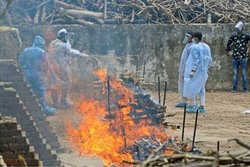 पहले नहीं मिला बेड, अब विसर्जन का इंतजार कर रहीं अस्थियां, राजस्थान की नहीं सुन रही योगी सरकार