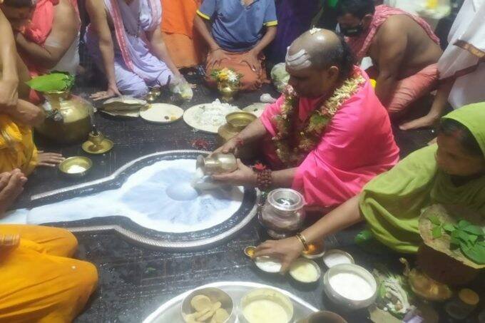 सरदार पंडा गुलाबचंद्र ओझा बाबा बैद्यनाथ शिवलिंग की सरकारी पूजा करते हुए। सरदार पंडा गुलाबचंद्र ओझा बाबा बैद्यनाथ शिवलिंग की सरकारी पूजा करते हुए।