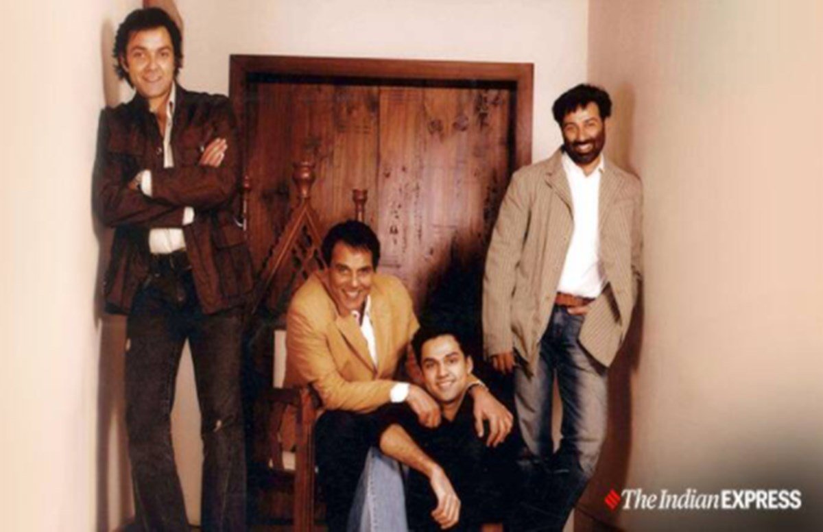 Hema Malini, Isha Deol, Sunny Deol, Dharmendra, Hema-Dharmendra's daughters, Isha Deol were