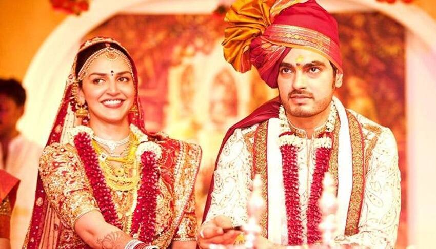 सनी देओल के बहन ईशा में संबंध बहुत अच्छे तो कभी नहीं रहे लेकिन उतने खराब भी नहीं रहे जितनी उनकी सौतेली मां हेमा मालिनी से रहे। सनी देओल ईशा की शादी में भी नहीं पहुंचे थे। (यह भी पढ़ें: जब शादी के अगले दिन धर्मेंद्र की बेटी ईशा देओल का आया फोन, फूट-फूट कर रो पड़ी थीं हेमा मालिनी )