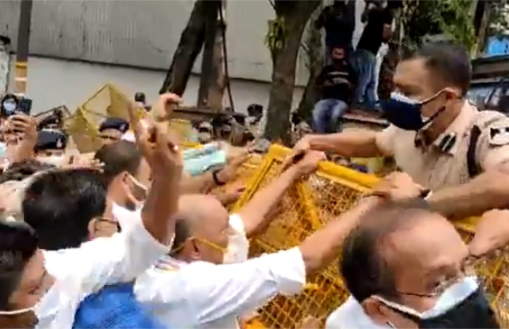 रविवार को भोपाल में कांग्रेस कार्यकर्ताओं के प्रदर्शन के दौरान पुलिस के द्वारा किए जा रहे पानी की बौछारों के बीच सांसद दिग्विजय सिंह वहां लगाए गए बैरिकेड्स पर चढ़ने लगे। (फोटो - सोशल मीडिया वीडियो स्क्रीनग्रैब)