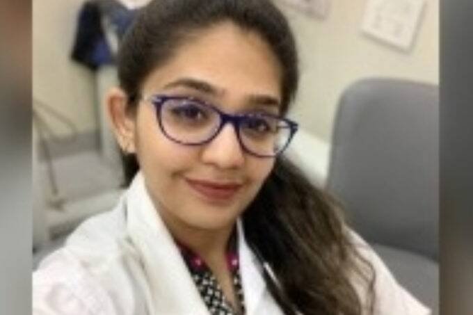 मुंबई के 26 साल की डॉक्टर श्रृष्टि हलारी बीते 13 महीने में तीन बार कोरोना संक्रमित हुई। जबकि श्रृष्टि ने वैक्सीन की दोनों डोज ले रखी है। (फोटो - लिंक्डइन/ Dr Shrushti Halari)