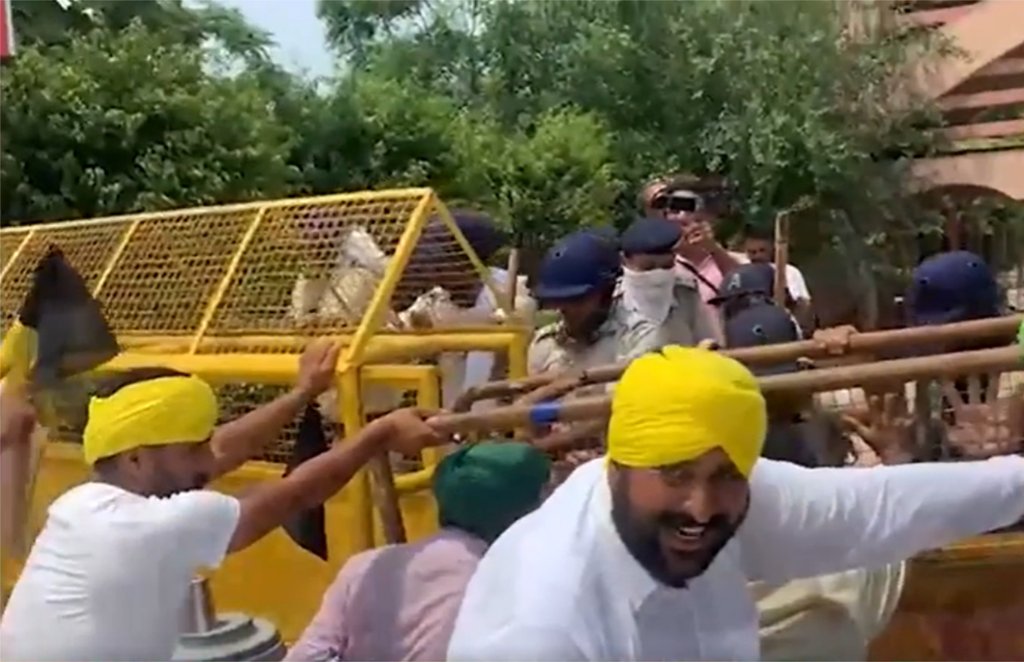 किसान आंदोलन का सबसे ज्यादा प्रभाव पंजाब और हरियाणा में देखने को मिल रहा है। आए दिन भाजपा नेताओं को किसानों के गुस्से का सामना करना पड़ रहा है। (फोटो- फेसबुक/ kisanektamorcha)