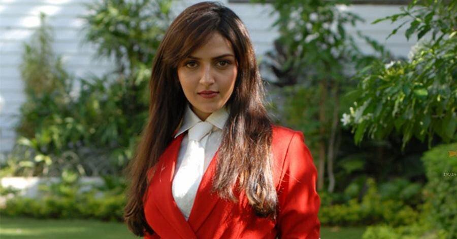 ईशा ने बॉलीवुड में साल 2002 में रिलीज़ फिल्म 'कोई मेरे दिल से पूछे' से डेब्यू किया था।(सनी देओल खूब देते हैं सौतेली मां हेमा मालिनी की बेटियों को गिफ्ट्स, ईशा देओल ने गिनाई थीं उपहारों की लिस्ट )