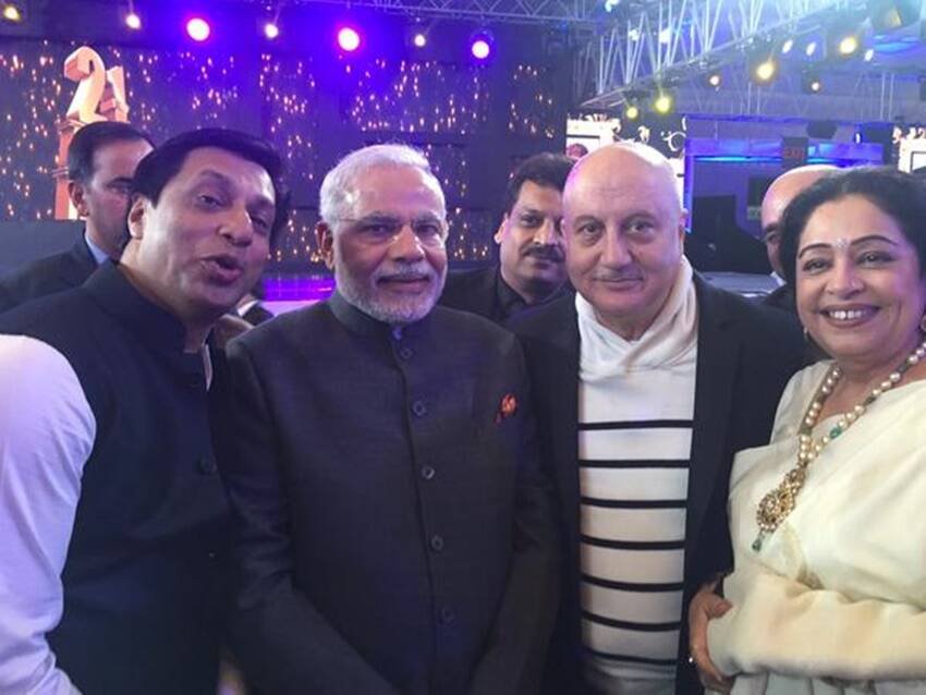 चंडीगढ़ से बीजेपी सांसद किरण खेर ने अनुपम खेर से शादी की है। अनुपम से शादी से पहले किरण ने अपने पति गौतम बेरी को तलाक दिया था। अनुपम भी अपनी पत्नी को तलाक देने के बाद ही किरण खेर से शादी कर पाए थे। (यह भी पढ़ें: आशाराम से राधे मां तक, किसी के 4 तो किसी के 2 बच्चे, जानें इन 5 चर्चित बाबाओं की हैं कितनी संतान )