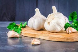 त्वचा से दाग-धब्बों को दूर करने में कारगर है लहसुन, इस तरह करें इस्तेमाल