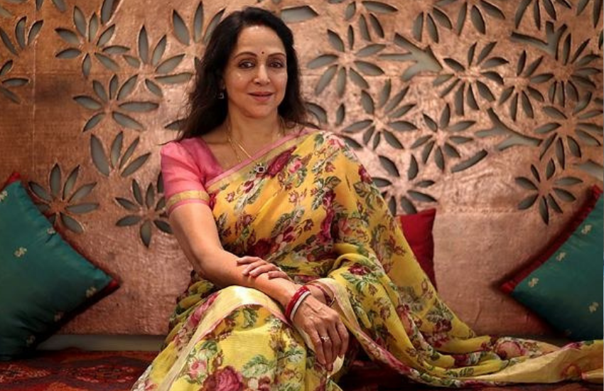 हेमा की दोस्त ने टीवी शो जीना इसी का नाम में बताया था हेमा पहले किसी और से शादी करना चाहती थीं। (सनी देओल खूब देते हैं सौतेली मां हेमा मालिनी की बेटियों को गिफ्ट्स, ईशा देओल ने गिनाई थीं उपहारों की लिस्ट )