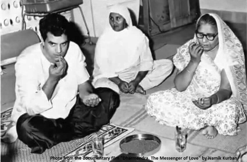 हेमा मालिनी भले कभी अपने ससुराल ना गई हों लेकिन उनकी सास सतवंत कौर उनसे मिल चुकी हैं। (यह भी पढ़ें: जब हेमा मालिनी की सौतन से हुआ ईशा देओल का सामना, पैर छूने के बाद भी सनी देओल की मां ने नहीं की थी बात )