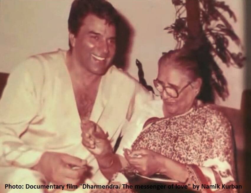 धर्मेंद्र की मां एक बार बिना किसी को बताए हेमा मालिनी से मिलने पहुंच गई थीं। इस बात का जिक्र हेमा मालिनी ने अपनी बायोग्राफी में किया है।