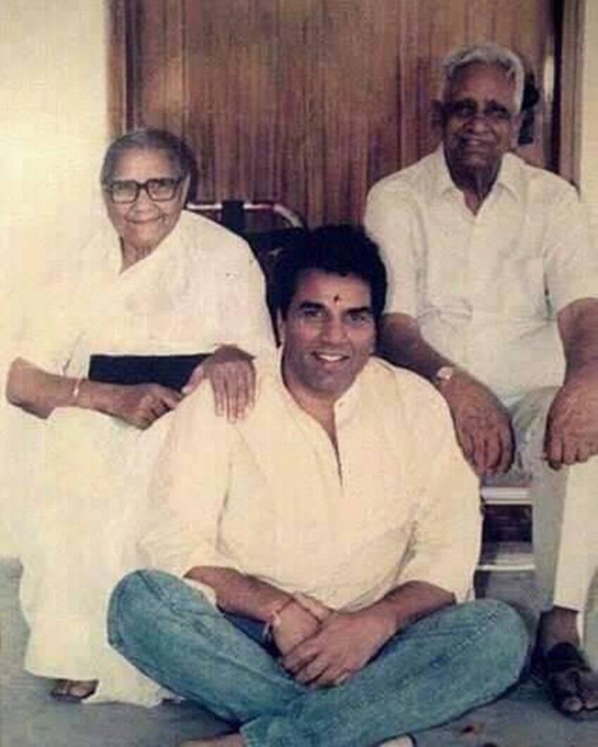 हेमा मालिनी के अपनी सास से काफी अच्छे संबंध थे। दोनों एक दूसरे को बहुत मानते थे। जब हेमा प्रेग्नेंट हुईं थीं तो सतवंत कौर उन्हें आशीर्वाद देने पहुंची थीं। (यह भी पढ़ें: जब रेखा को अमिताभ बच्चन से मिलाने के लिए परेशान थीं हेमा मालिनी, बड़े राजनेता से लगाई थी गुहार )